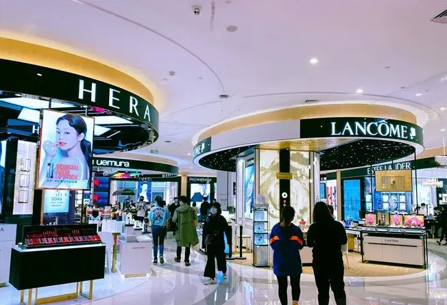 国产三级无码在线观看 购物中心化妆品阵营最新调查